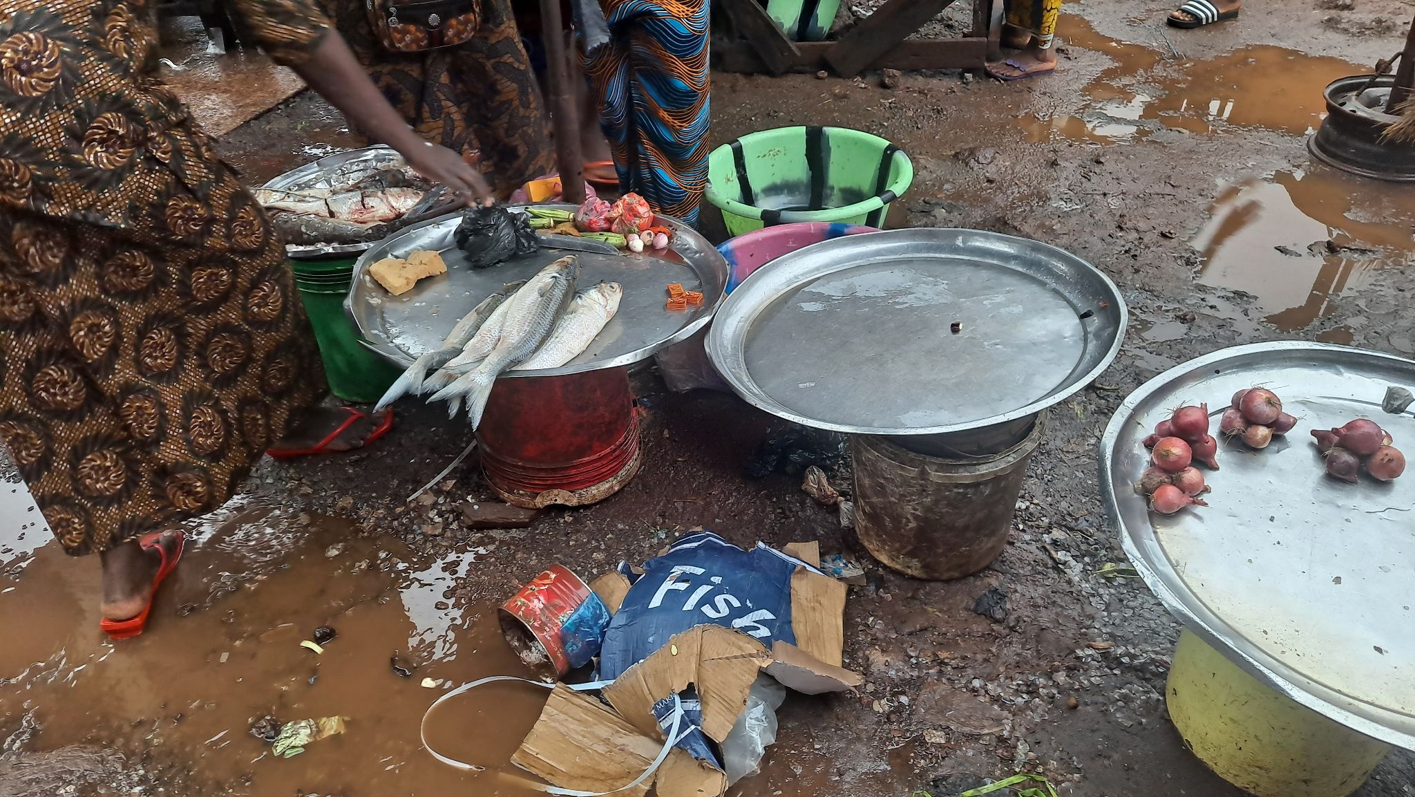 À Enta, les vendeuses résistent sous la pluie : “On n’a pas le choix, il faut nourrir nos enfants”