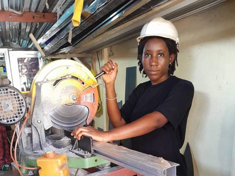 Assiatou Diallo, apprentie vitrière, une femme dans un métier d’hommes !