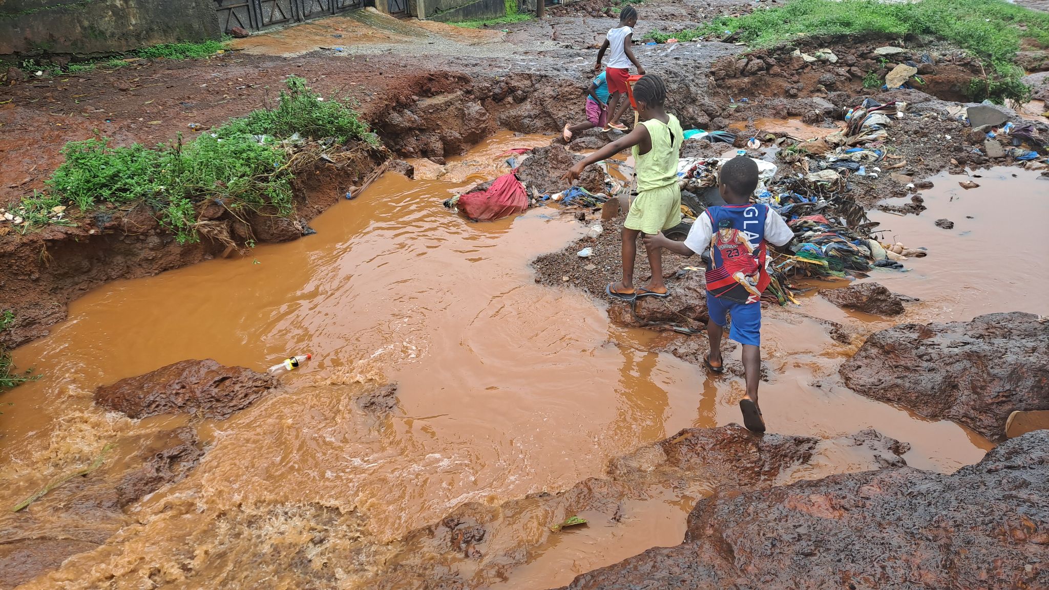Saison pluvieuse à Conakry : quand les flaques deviennent un danger pour les enfants