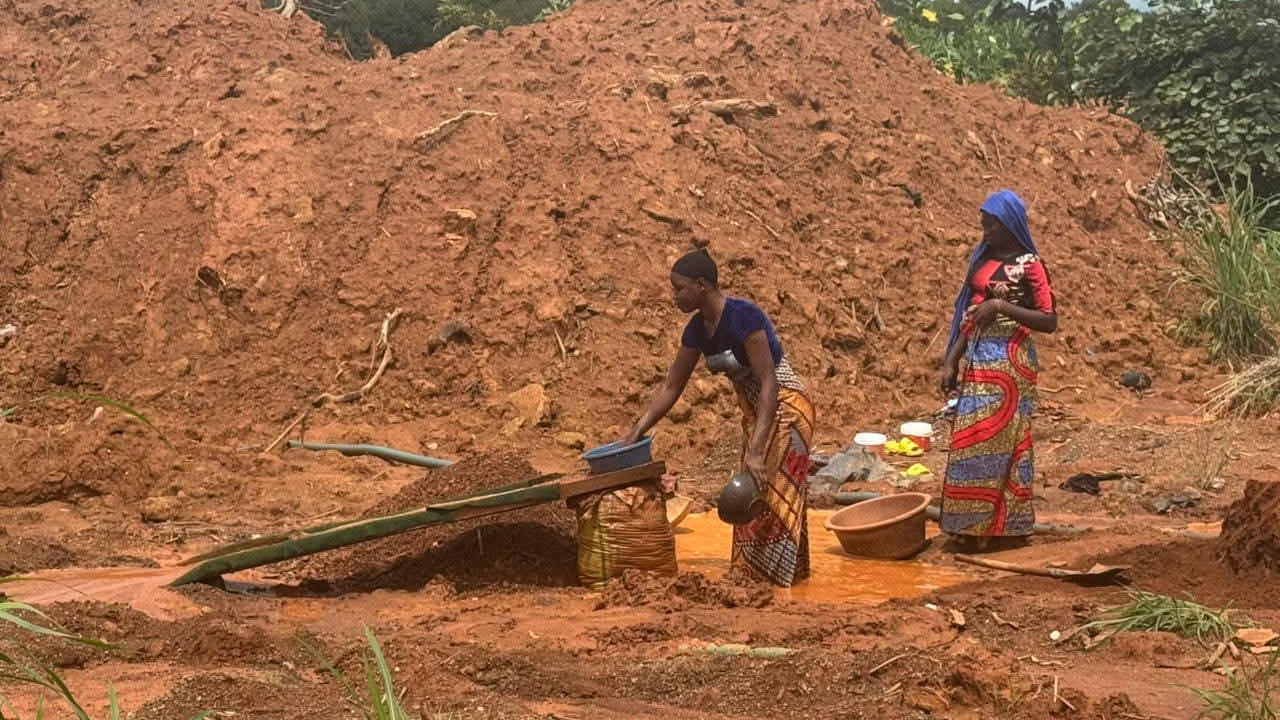 Kouroussa : quand la quête de l’or éloigne les enfants des salles de classe… 