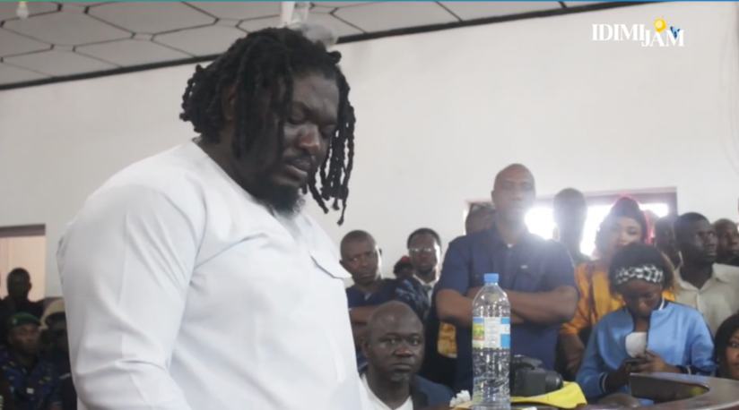 Singleton se retrouve au centre d’une affaire qui secoue le pays