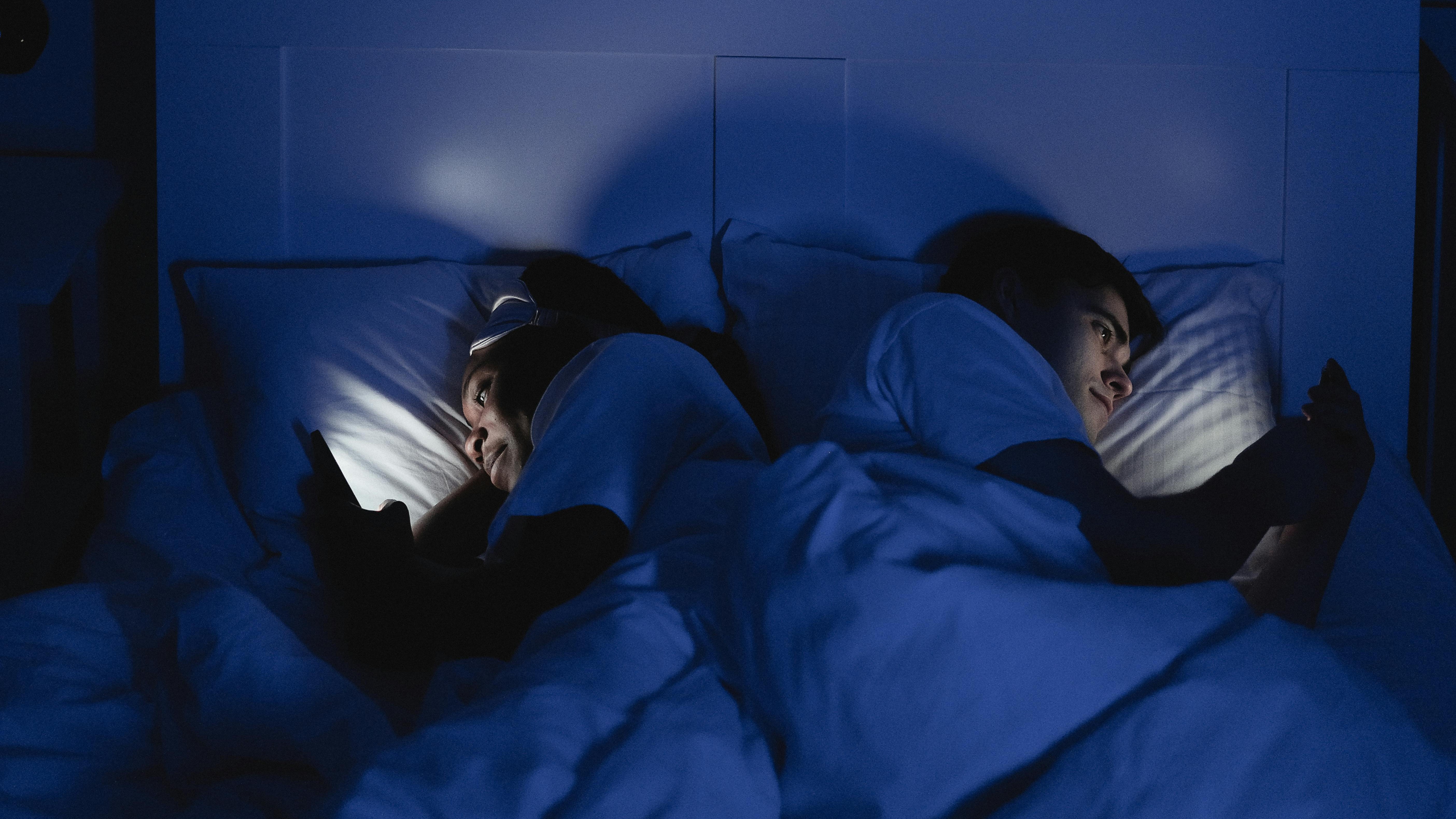 Le téléphone portable, un lien numérique qui peut aussi être une barrière dans le couple !