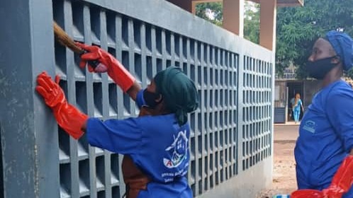 Kankan : les techniciennes de surface, ces femmes de l’ombre qui nettoient la ville