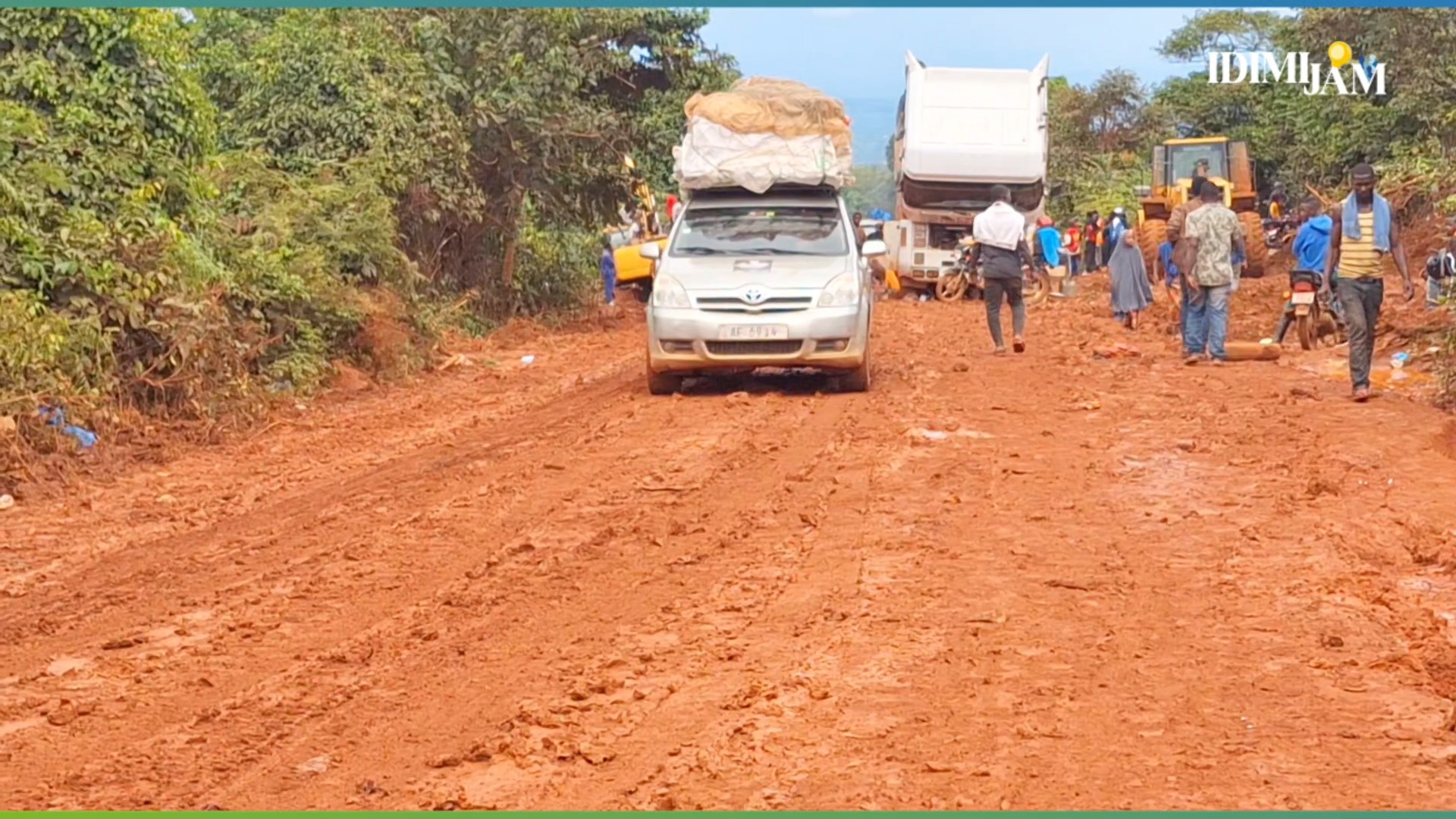 Boue, nids-de-poule et attente : l’enfer de la route Mamou-Labé