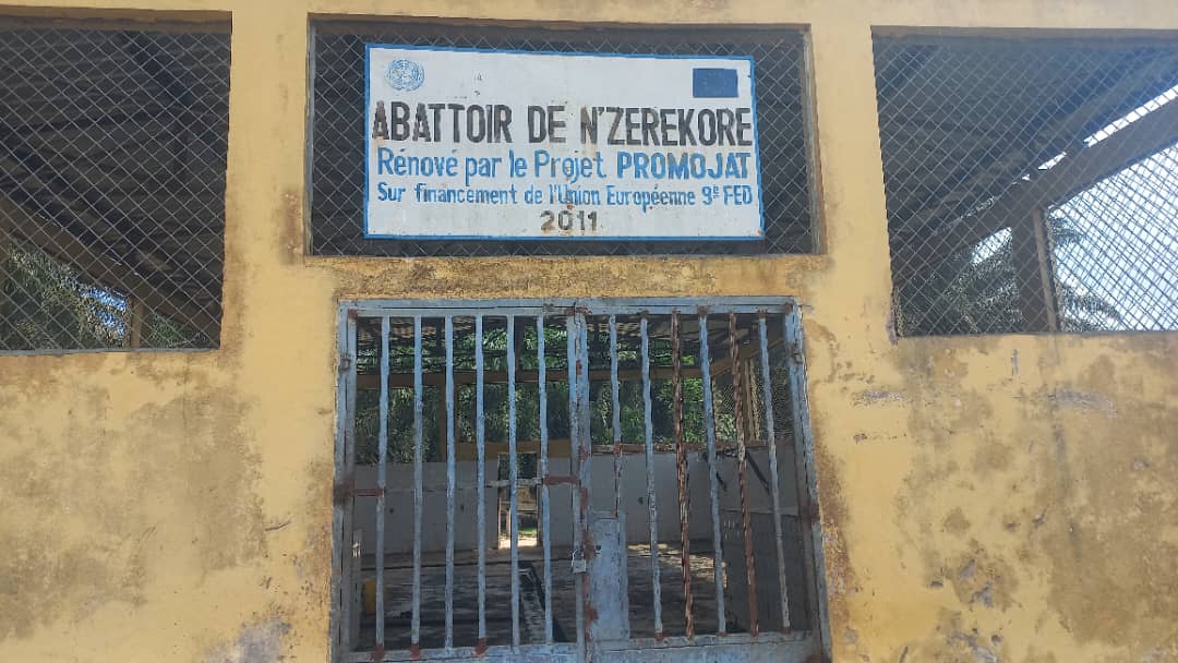 N’Zérékoré : l’abattoir préfectoral en ruine, les riverains suffoquent…