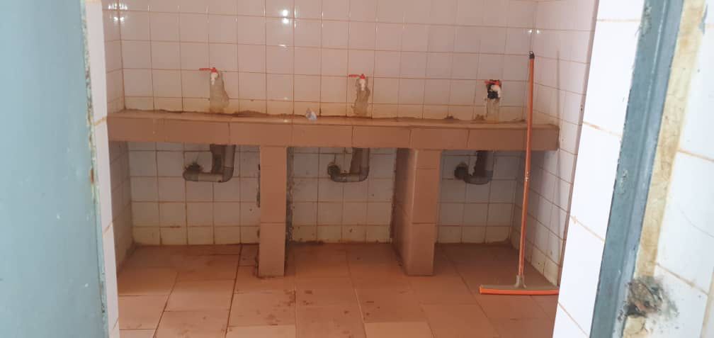 Toilettes publiques à Conakry : entre insalubrité, coût et inconfort