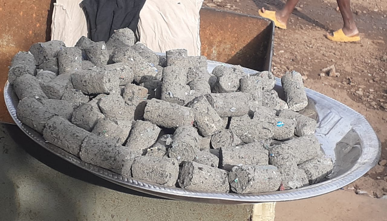 Un Guinéen met au point Soneyah, un charbon écologique fabriqué à partir de papiers usagés