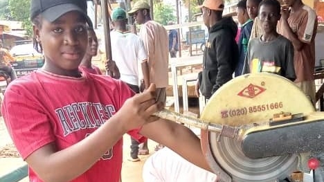 Hadja Aissatou Diouldé Bah, jeune apprentie vitrière qui défie les stéréotypes de genre